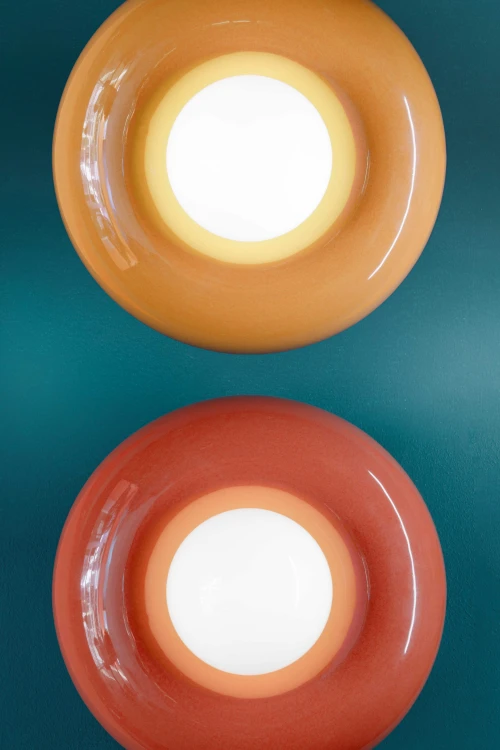 kinkiet ceramiczny Ferroluce Bumbum w sypialni jako lampka przy łóżku