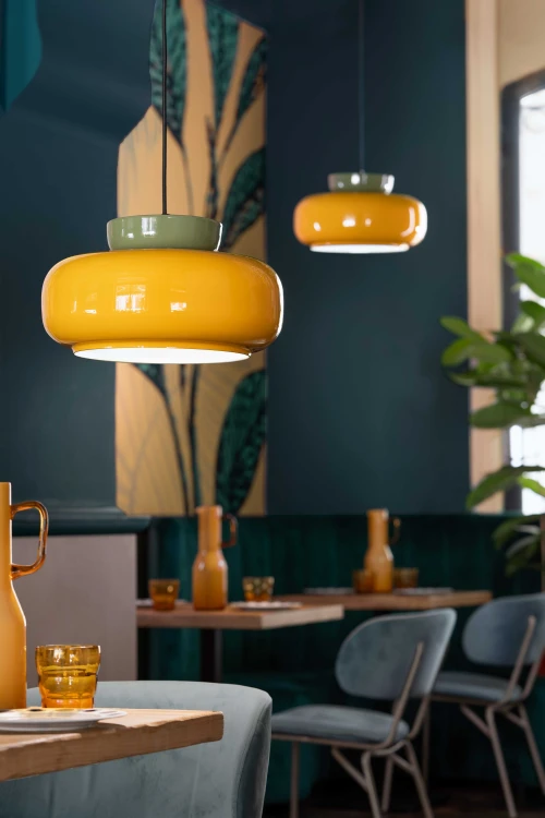lampa Ferroluce C2743 nad stołem w jadalni nowoczesna aranżacja wnętrza