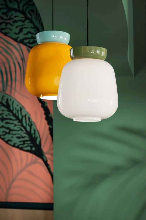 lampa ceramiczna Ferroluce w restauracji oświetlenie nad stołem klimat