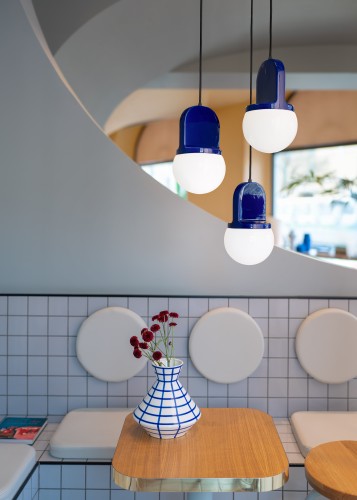 lampa Ferroluce C2781 Habea w salonie aranżacja nowoczesna oświetlenie wiszące dekoracyjne