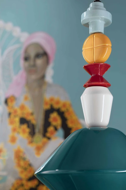 lampa wisząca dekoracyjna nad stołem wnętrze deco elegancki klimat